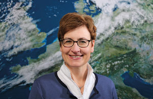 Portrait Tanja Netz vor der Rückwand mit dem Motiv Satellitenbild (Quelle DWD)